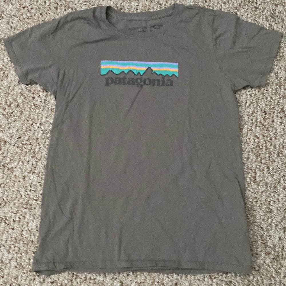 Patagonia womens small regular fit grey tshirt great condition